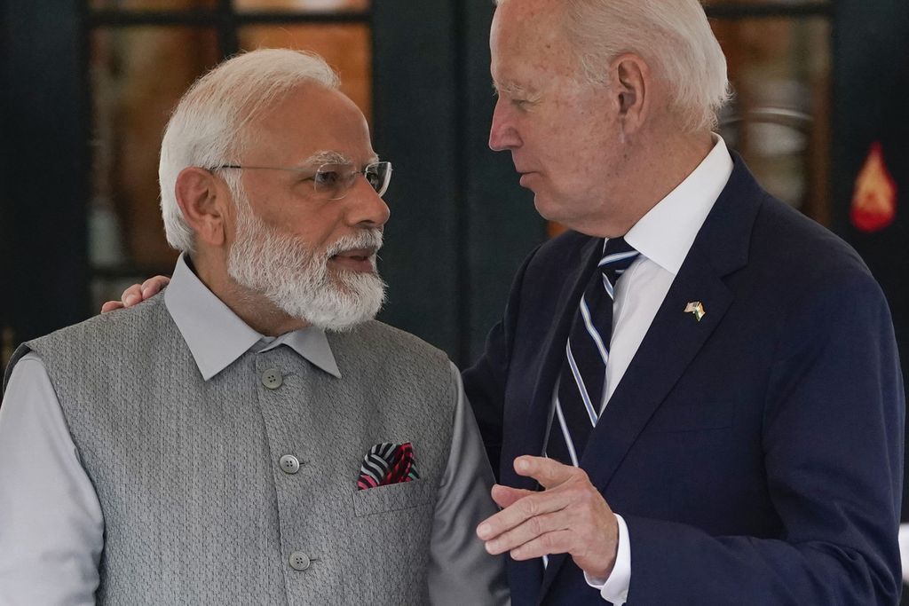 Presiden AS Joe Biden berbicara dengan Perdana Menteri India Narendra Modi setiba di Gedung Putih di Washington DC, AS, untuk acara santap malam, Rabu (21/6/2023). 