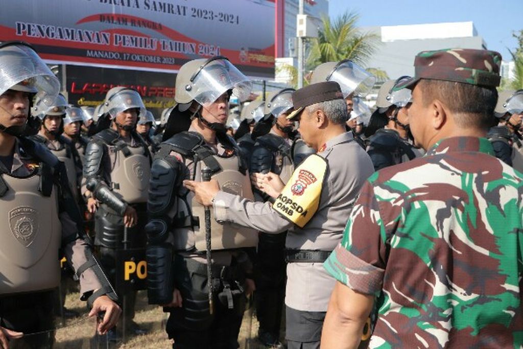 Kepala Kepolisian Daerah Sulawesi Utara Inspektur Jenderal Setyo Budiyanto mengecek kesiapan pasukan dalam apel Operasi Mantap Brata 2023-2024, Selasa (17/10/2023), di Polda Sulut di Manado. 