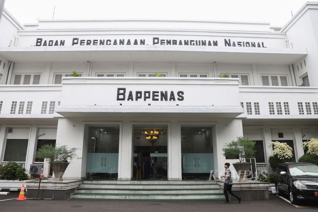 Warga berjalan di depan Gedung Bappenas, Kecamatan Menteng, Jakarta Pusat, Jumat (1/12/2023). Gedung Bappenas menjadi salah satu bekas loji Freemasonry, Loji Agung Indonesia.