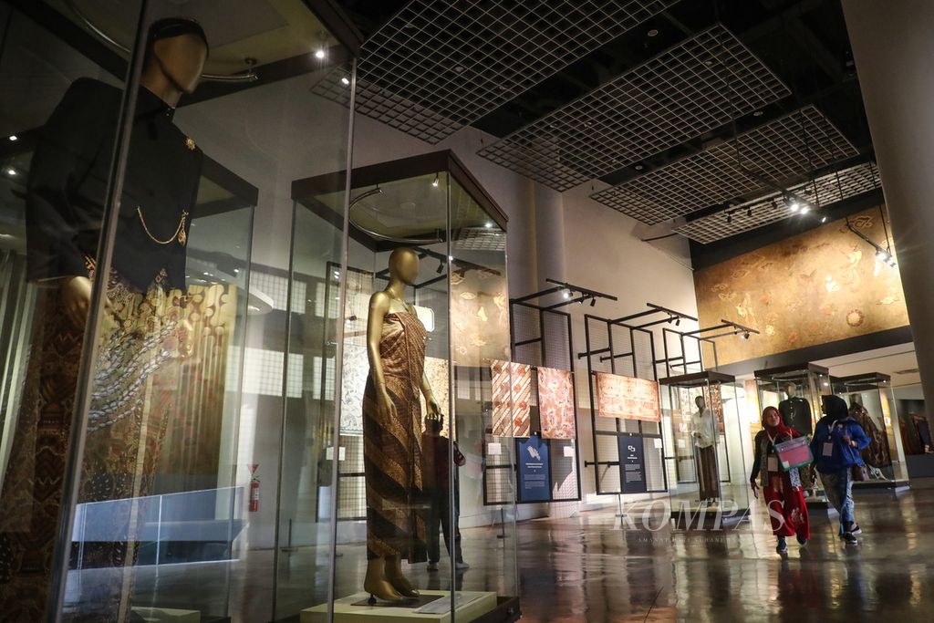 Pengunjung melintasi deretan maneken yang menampilkan koleksi batik di Museum Batik Indonesia, Taman Mini Indonesia Indah, Jakarta, Senin (2/10/2023). 