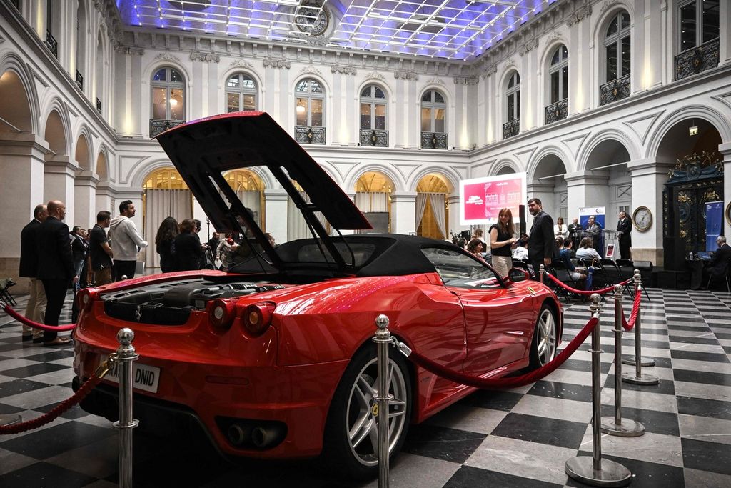 Mobil sport Ferrari Spider F430 yang disita terlihat dijual sebagai bagian dari lelang Badan Pengelolaan dan Pemulihan Aset yang Disita dan Disita (AGRASC) di Palais de la Bourse di Bordeaux, Perancis barat daya, pada 4 Juli 2024.