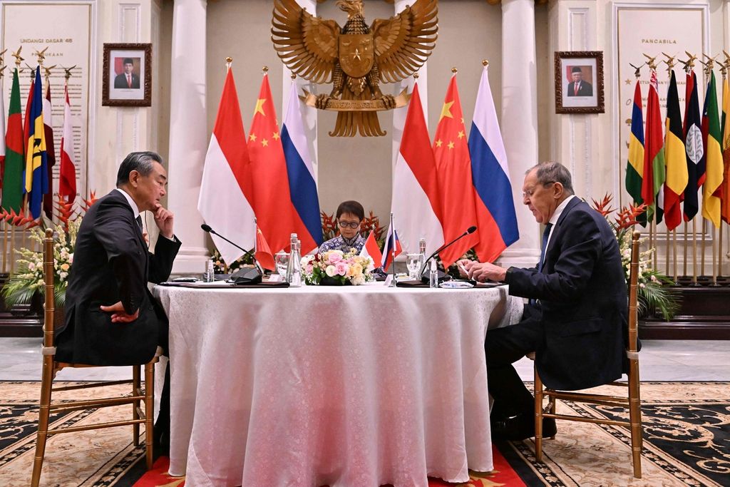 Dari kiri ke kanan: Direktur Komisi Pusat Kebijakan Luar Negeri (CFAC) Partai Komunis China Wang Yi, Menteri Luar Negeri Retno Marsudi, dan Menlu Rusia Sergey Lavrov bersiap memulai pembicaraan trilateral di Jakarta, Rabu (12/7/2023). 
