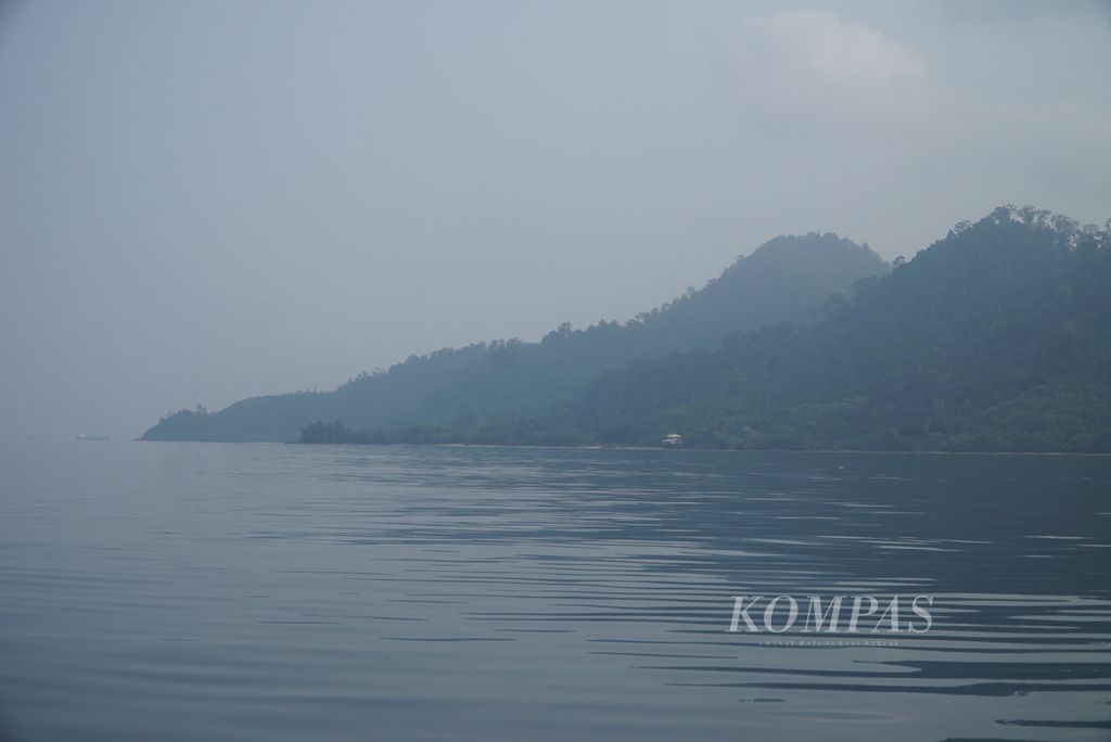 Areal perbukitan diselimuti kabut asap di Kelurahan Teluk Kabung Selatan, Kota Padang, Sumatera Barat, Senin (9/10/2023).