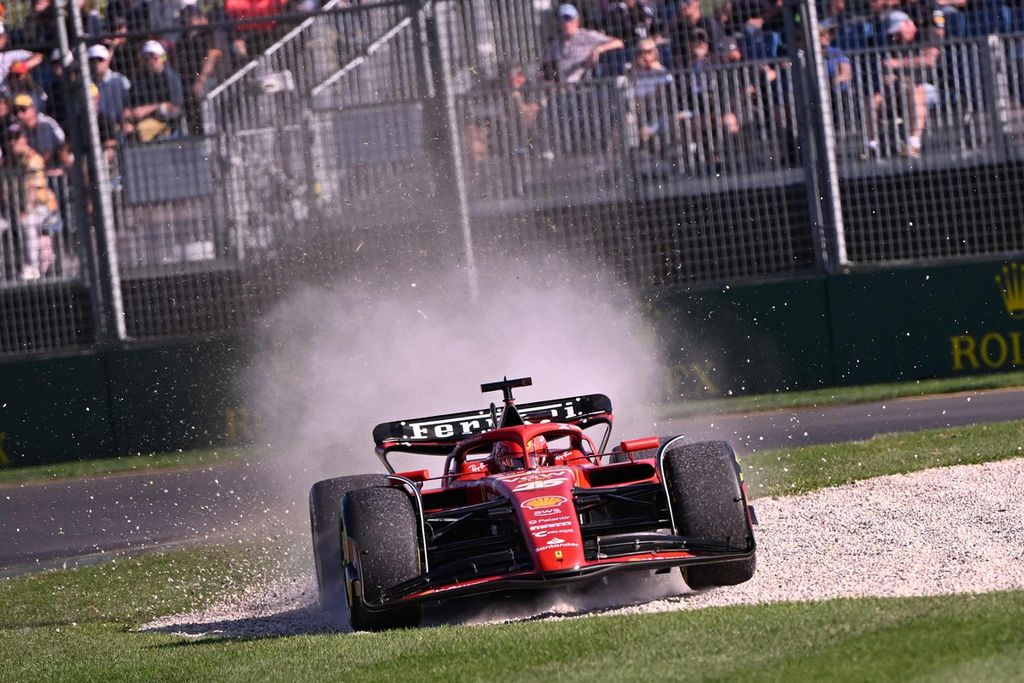 Pebalap tim Ferrari, Charles Leclerc, kehiangan kontrol saat memacu mobilnya pada sesi latihan kedua F1 seri Australia di Sirkuit Albert Park, Melbourne, Australia, Jumat (22/3/2024).