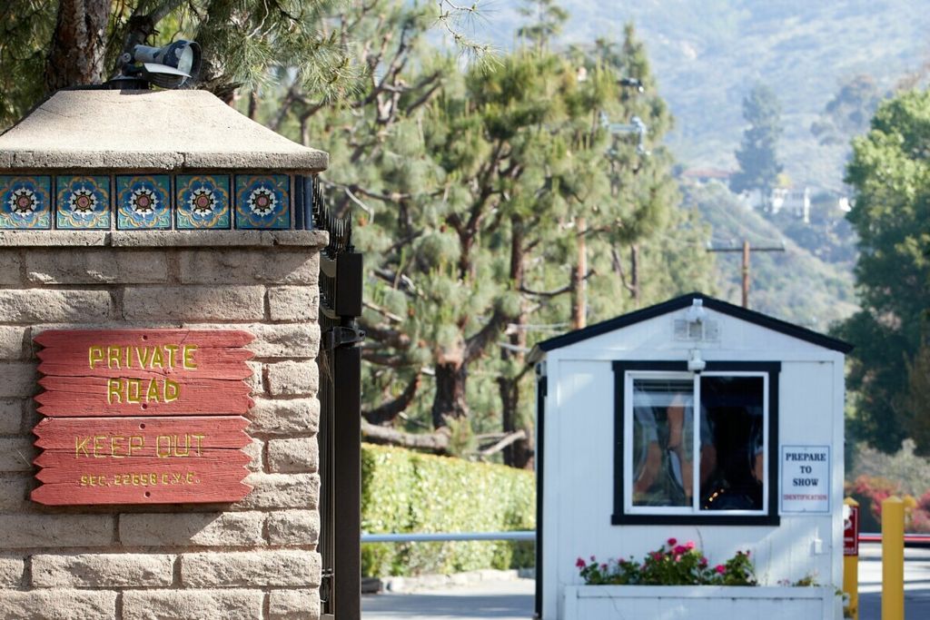 Foto gerbang kompleks perumahan elite Serra Retreat di Malibu, Negara Bagian California, Amerika Serikat, pada 1 April 2020. Ini permukiman tempat Pangeran Harry dan istrinya, Meghan Markle, kini tinggal setelah meninggalkan posisi sebagai anggota senior di keluarga Kerajaan Inggris.   