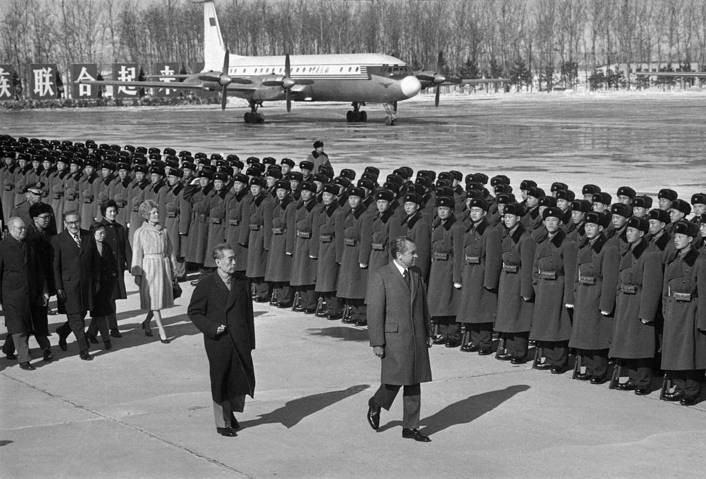Presiden Amerika Serikat Richard Nixon dan Perdana Menteri China Zhou Enlai memeriksa pasukan saat Nixon meninggalkan Beijing menuju Hangchow dalam kunjungan ke China, 26 Februari 1972.