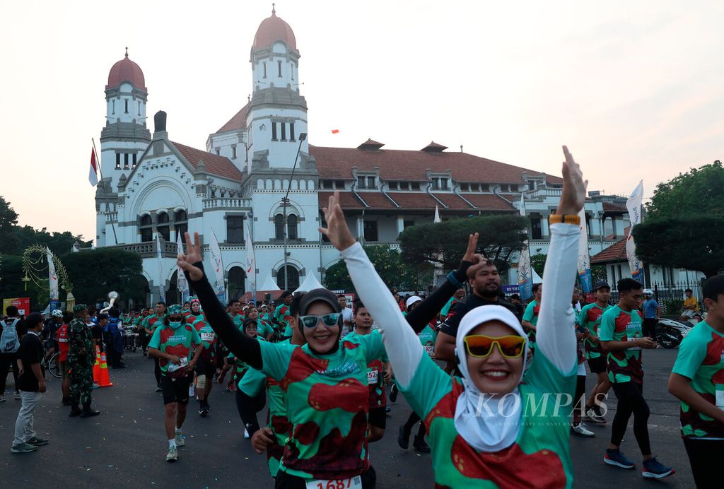 Peserta dengan latar belakang Gedung Lawang Sewu yang menjadi tempat start Bank Jateng Friendship Run di Gedung Lawang Sewu, Kota Semarang, Jawa Tengah, Minggu (25/6/2023). Friendship Run yang diikuti 1.000 peserta tersebut merupakan rangkaian penyelenggaraan Borobudur Marathon 2023. 