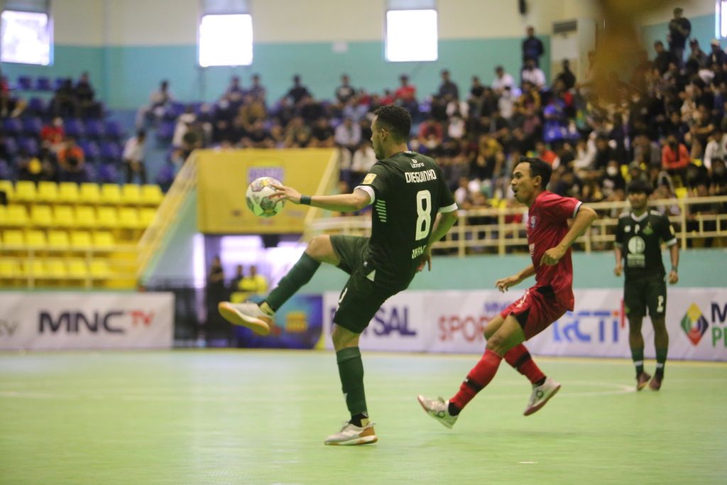 Pemain tim futsal Bintang Timur Surabaya, Diego Henrique atau Dieguinho, mengontrol bola pada pertandingan perdana Liga Futsal Profesional Indonesia 2023, yaitu melawan Giga FC Kota Metro Lampung, di GOR POPKI, Cibubur, Jakarta Timur, Sabtu (7/1/2023). 