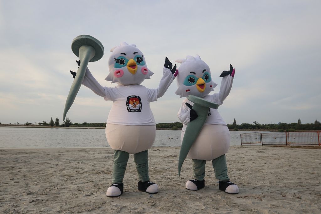 Maskot "Sura dan Sulu" berpose dalam acara peluncuran maskot dan<i> jingle</i> Pemilu 2024 di Beach City Entertainment Center, Ancol, Jakarta Utara, Jumat (2/12/2022).