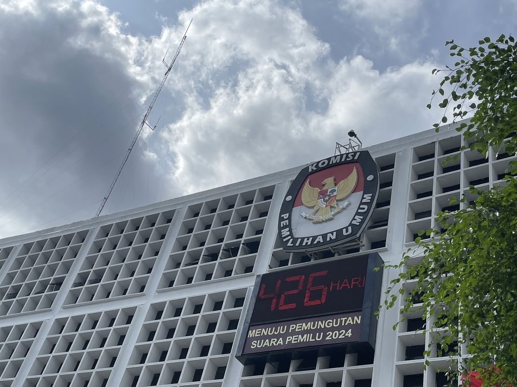 Gedung KPU di Jakarta menunjukkan waktu menuju pemungutan suara Pemilu 2024, Rabu (14/12/2022). 
