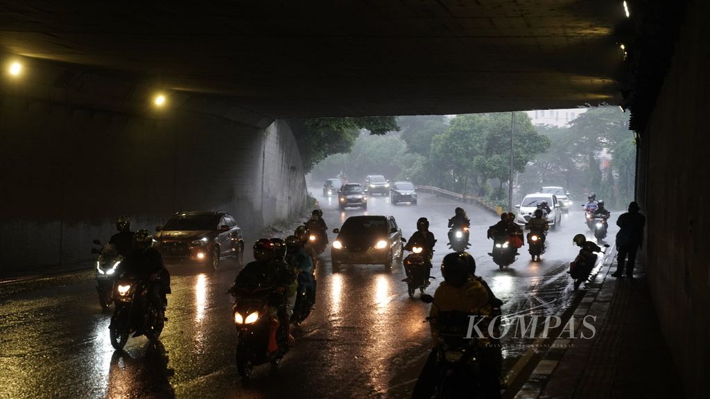 Pengendara menembus hujan melintasi kolong Jalan MT Haryono, Cawang, Jakarta Timur, Minggu (7/5/2023). Kondisi La Nina yang menciptakan curah hujan di wilayah Indonesia tergolong lemah dan diprediksi menuju netral pada Maret-Agustus 2023.