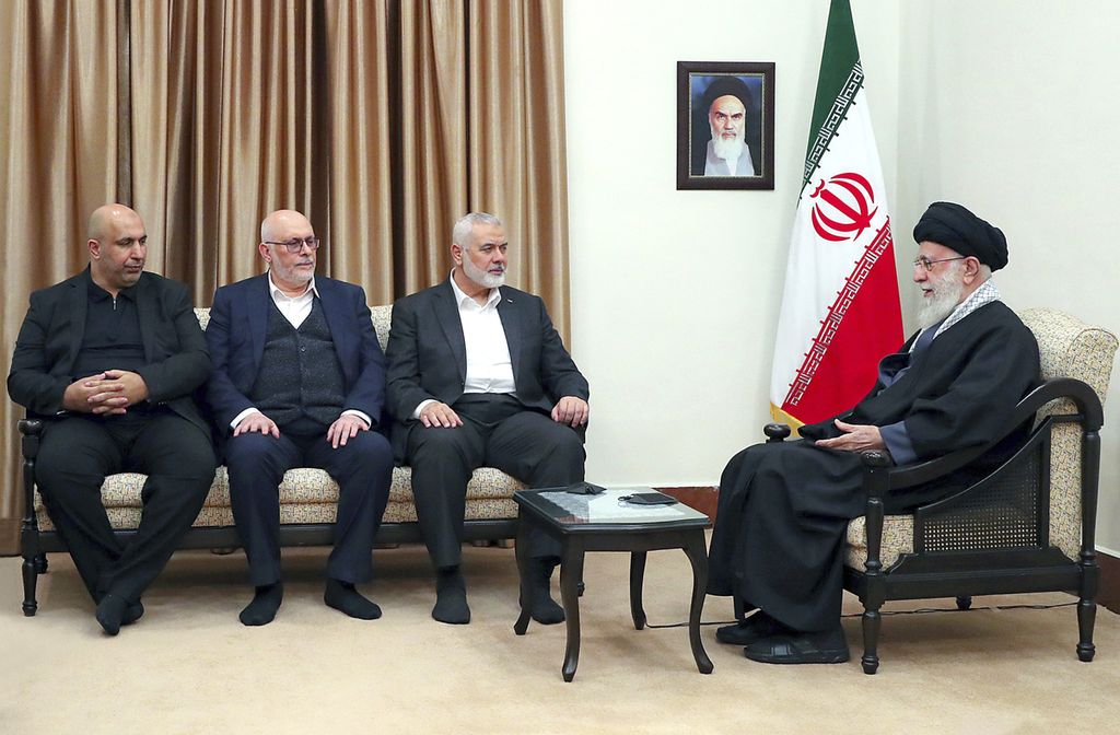 Pemimpin Tertinggi Iran Ayatollah Ali Khamenei (kanan) menerima Pemimpin Hamas Ismail Haniyeh (tengah) dan petinggi Hamas, Selasa (25/3/2024), di Teheran, Iran.
