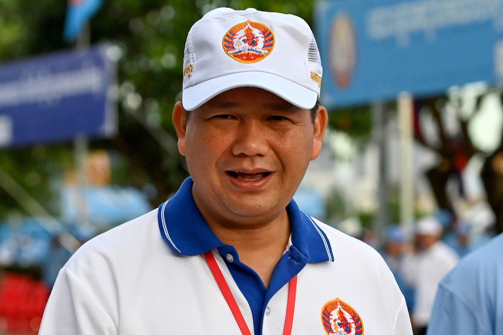 Hun Manet, pejabat militer dan putra Perdana Menteri Kamboja Hun Sen, berpose dalam kegiatan kampanye Partai Rakyat Kamboja di Phnom Penh, Kamboja, 1 Juli 2023. 