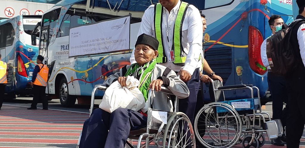  Calon haji berusia lanjut menggunakan fasilitas kursi roda. Calon jemaah haji embarkasi Surabaya kelompok terbang pertama berjalan menuju ke pesawat Saudi Arabia, Rabu (24/5/2023). Mereka berasal dari Bangkalan, Jatim.