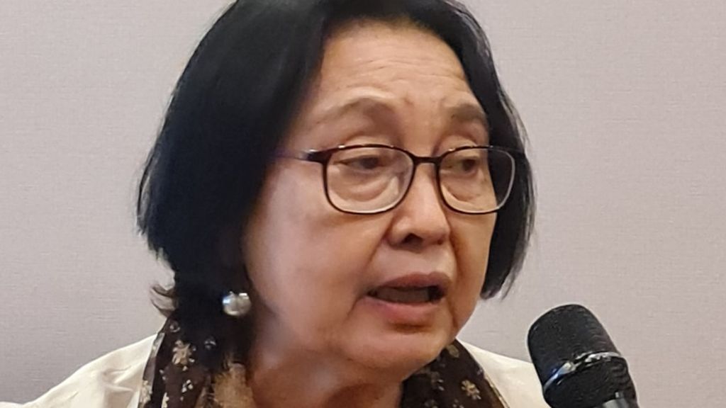 Zumrotin K Susilo, perempuan aktivis senior, pada pertemuan perempuan aktivis dan pemimpin organisasi perempuan di Jakarta, yang tergabung dalam Koalisi Perempuan Penyelamat Demokrasi dan HAM, pada Rabu (20/12/2023).