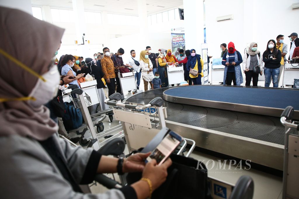 Hampir semua penumpang mengenakan masker saat tiba di Bandar Udara Raden Sadjad, Pulau Natuna, Kepulauan Riau, Senin (3/2/2020). 