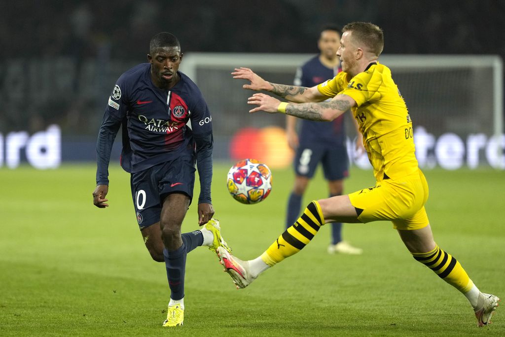 Dortmund midfielder, Marco Reus (right), is vying for the ball with PSG striker, Ousmane Dembele, in the second semifinal match of the Champions League, Wednesday (8/5/2024) early morning WIB.