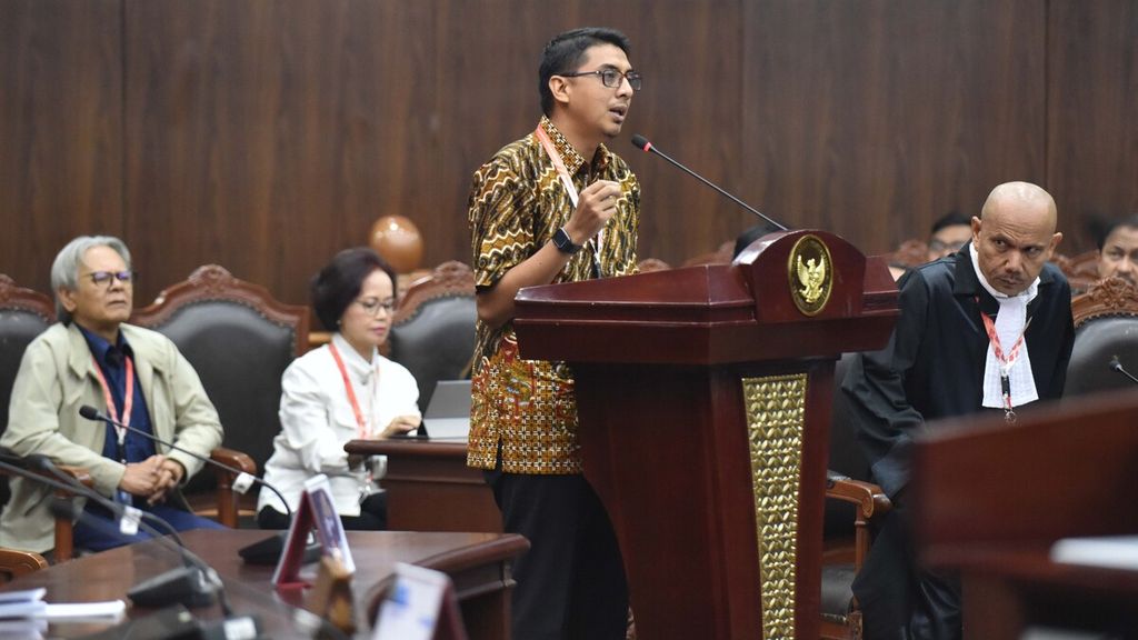 Akademisi hukum tata negara Zainal Arifin Muchtar memberikan keterangan sebagai ahli dalam sidang Pengujian Formil atas Undang-Undang Nomor 19 Tahun 2019 tentang Perubahan Kedua atas Undang-Undang Nomor 30 Tahun 2002 tentang KPK di Mahkamah Konstitusi (MK) Jakarta, Rabu (19/2/2020). 