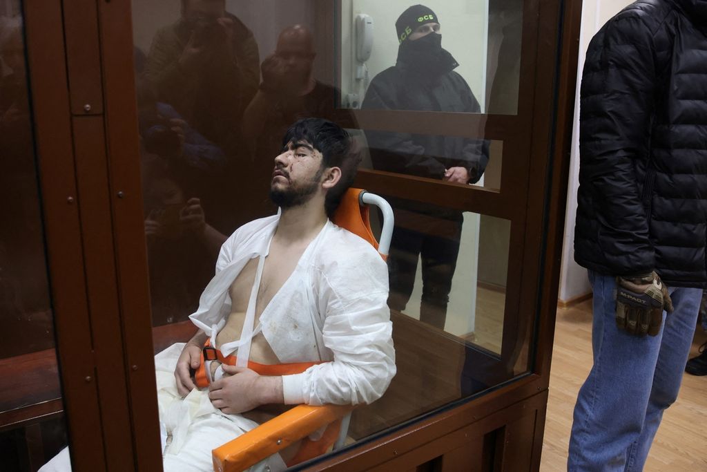 Tersangka serangan teror di Balai Kota Crocus, Mukhammadsobir Faizov (19), menunggu sidang penahanan di Pengadilan Distrik Basmanny, Moskwa, Rusia, Senin (25/3/2024).