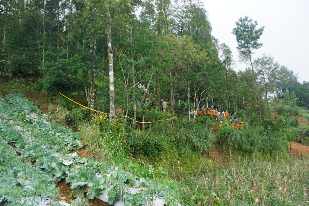 Lokasi perkebunan tempat penemuan sejumlah jenazah di Desa Balun, Kecamatan Wanayasa, Kabupaten Banjarnegara, Jawa Tengah, Senin (3/4/2023). 