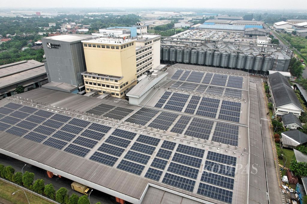 Hamparan panel surya pembangkit listrik tenaga surya (PLTS) di atas atap pabrik terigu milik PT Indofood Sukses Makmur Tbk Divisi Bogasari, Cibitung, Bekasi, Jawa Barat, Jumat (9/9/2022).