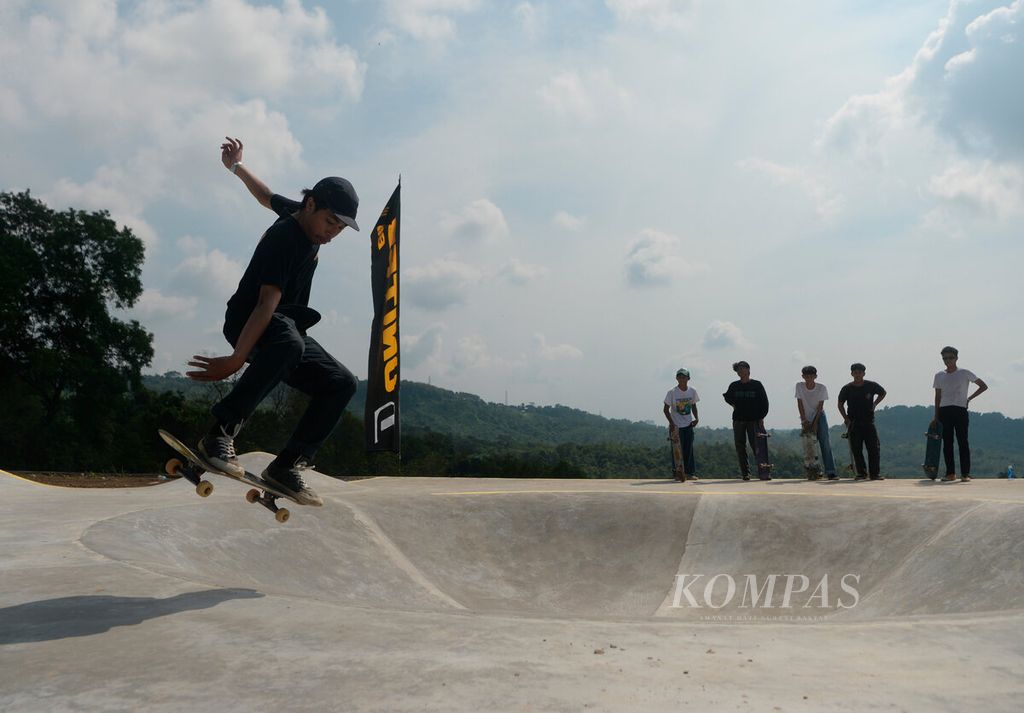 Peserta mencoba salah satu trik dalam olahraga permainan papan seluncur saat penyelenggaraan Jateng Go Skateboarding Day di kawasan wisata Jateng Valley, Ungaran, Kabupaten Semarang, Jawa Tengah, Selasa (21/6/2022). Kegiatan seperti ini bisa membawa manfaat bagi kesehatan. 