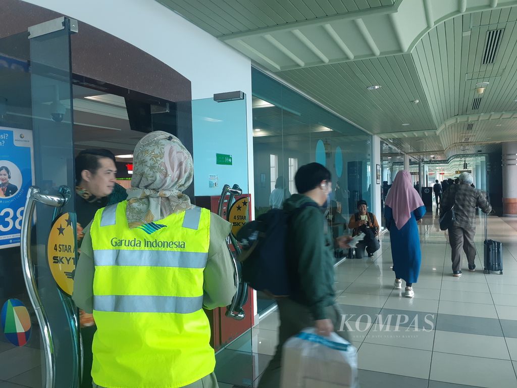 Situasi di Bandara Internasional Sultan Mahmud Badaruddin II, Palembang, Rabu (12/4/2023). Jelang Lebaran, pergerakan di bandara ini diperkirakan akan meningkat. Peningkatan ini seiring dengan dibukanya rute baru dan dihapuskannya pemberlakuan pembatasan kegiatan masyarakat.