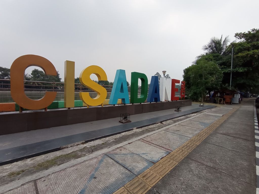 Cisadane Walk di Kota Tangerang, Banten, Rabu (3/8/2022). Taman seluas 12.480 meter persegi di tepi Sungai Cisadane itu berpotensi jadi ruang publik yang populer.