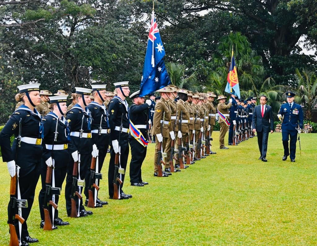 Presiden Joko Widodo disambut upacara kenegaraan di Admiralty House, Sidney, Australia, Selasa (4/7/2023). Dalam upacara, Gubernur Jenderal Australia David Hurley mempersilakan Presiden menginspeksi pasukan.