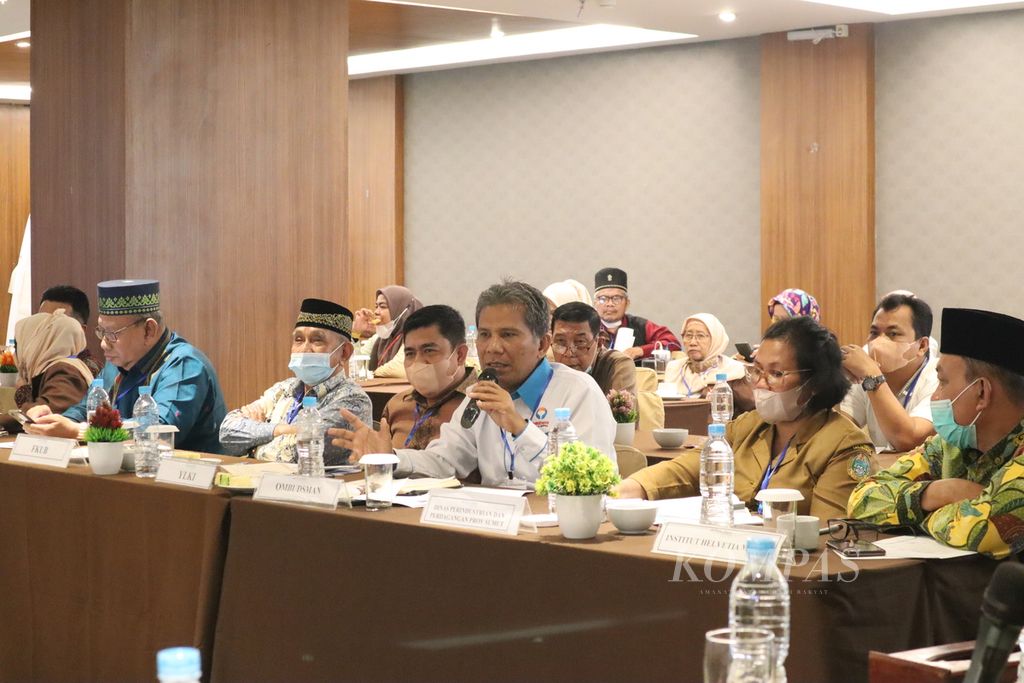 Kepala Ombusdman RI Perwakilan Sumatera Utara Abdyadi Siregar berbicara dalam sarasehan ”Upaya Perlindungan Kesehatan Masyarakat melalui Regulasi Pelabelan Bisphenol A pada Air Minum dalam Kemasan” di Medan, Sumut, Senin (12/9/2022).