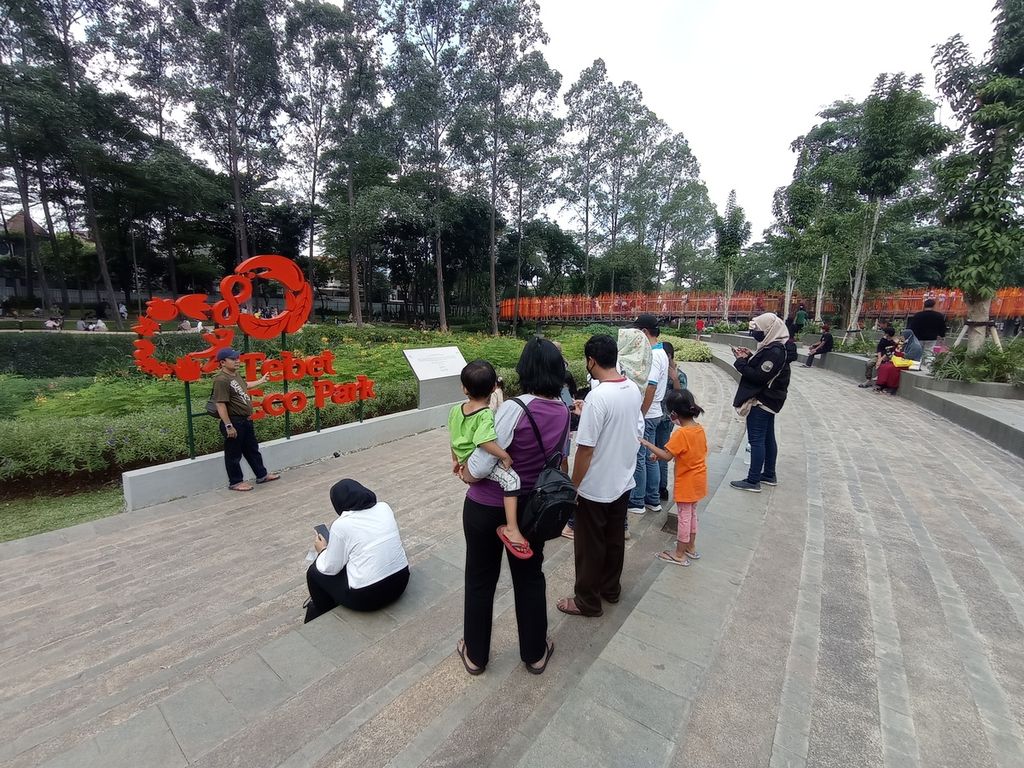 Pengunjung berswafoto di Tebet Eco Park, Jakarta Selatan, Kamis (5/5/2022). Taman yang diresmikan 24 April silam dipadati pengunjung mencapai 1.400-1.500 setiap harinya.