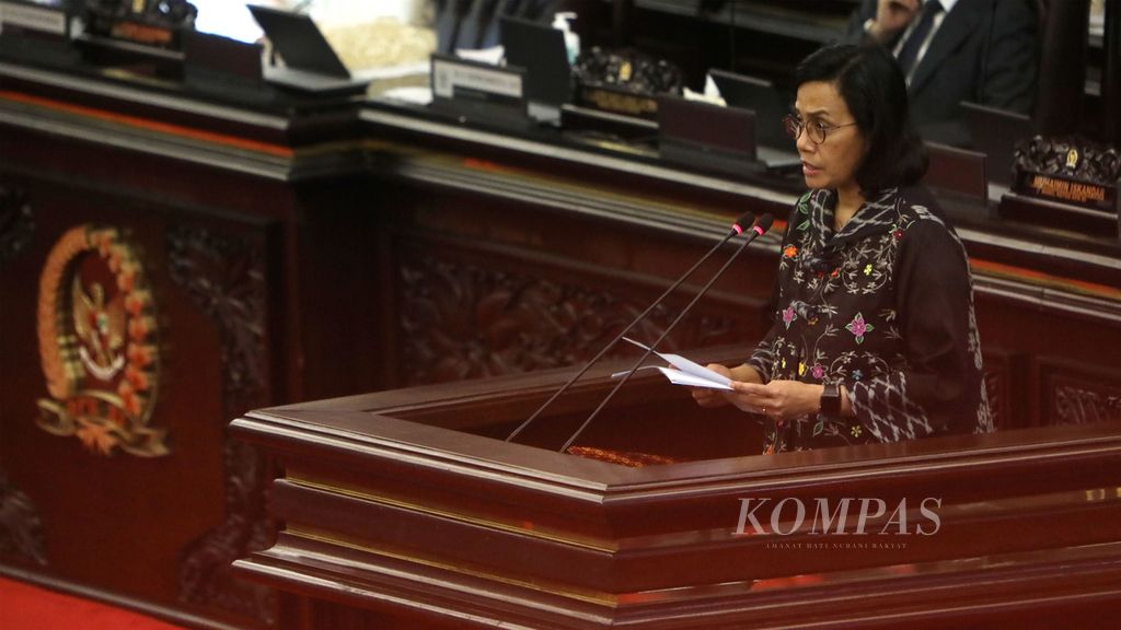 Menteri Keuangan Sri Mulyani menyampaikan Kerangka Ekonomi Makro dan Pokok-pokok Kebijakan Fiskal RAPBN 2021 dalam rapat paripurna DPR yang digelar di Kompleks Gedung Parlemen, Senayan, Jakarta, Selasa (12/5/2020).