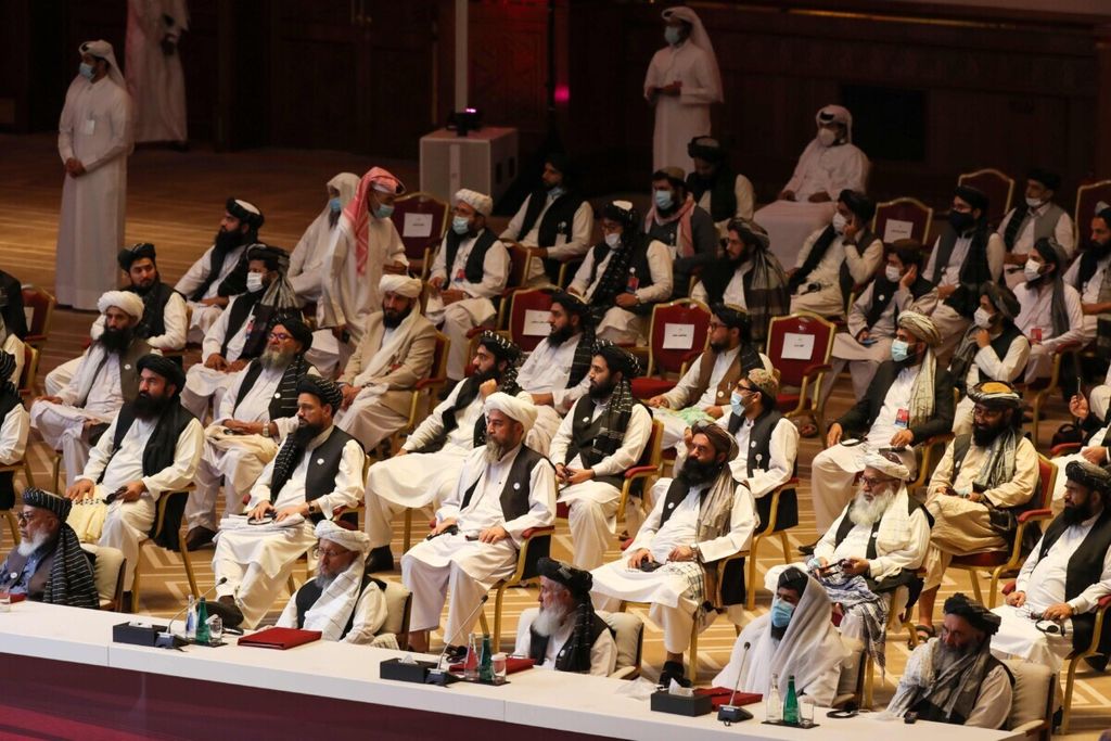 Anggota delegasi Taliban saat menghadiri pembukaan perundingan damai dengan Pemerintah Afghanistan dukungan Barat  di Doha, Qatar, 12 September 2020. Pemerintah dukungan Barat kemudian digulingkan Taliban pada 15 Agustus 2021.