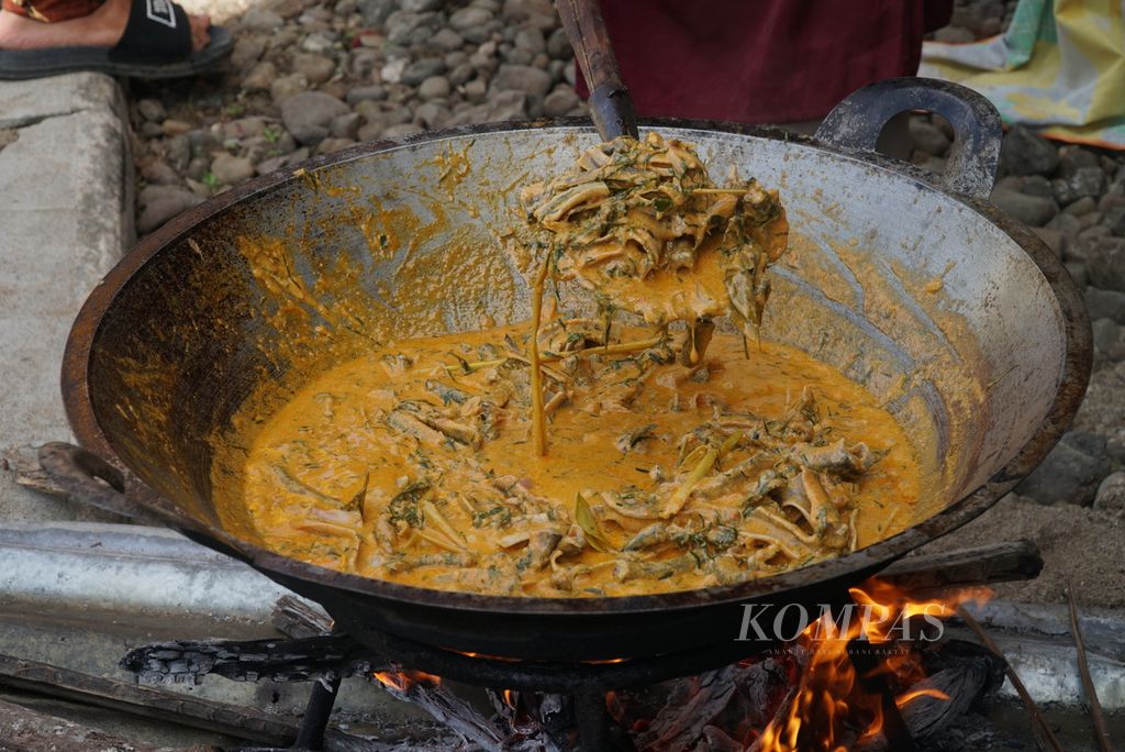 Asniarti (54) memasak rendang belut di Nagari Kinari, Kecamatan Bukit Sundi, Kabupaten Solok, Sumatera Barat, Kamis (26/5/2022). Rendang khas Kinari ini menggunakan bahan-bahan belut sawah, daun tapak leman, dan daging buah pala.