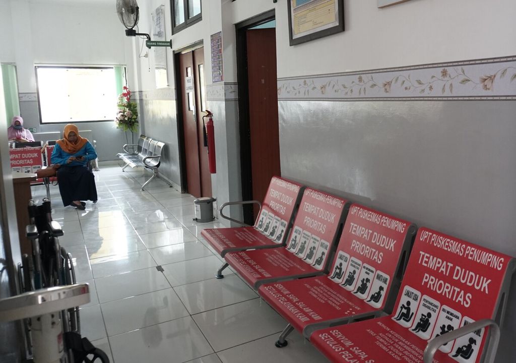 Kursi prioritas disediakan di Puskesmas Penumping di Solo, Jawa Tengah, dibuat ramah bagi penyandang disabilitas, Kamis (13/12/2019). Kursi prioritas itu diperuntukkan bagi penyandang disabilitas, manula, ibu hamil, dan ibu membawa bayi atau anak balita.