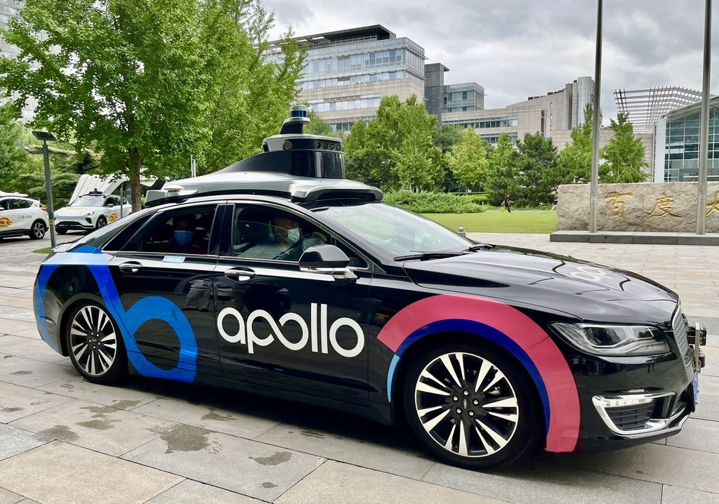 Mobil listrik berteknologi kecerdasan buatan dari perusahaan Baidu Technology bernama Apollo ini tanpa pengemudi. Mobil cerdas ini sudah berkelana di jalanan Beijing sebagai taksi dan tahun depan mobil cerdas akan mulai diproduksi massal.