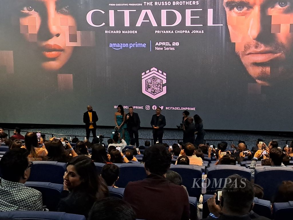 Pemutaran premier dua episode awal serial Amazon Prime Video, <i>Citadel</i>, dengan dua pemeran utama, Priyanka Chopra Jonas dan Richard Madden, Selasa (4/4/2023) malam, di bioskop PVR Icon, Mal Phoenix Palladium, Mumbai, India. 