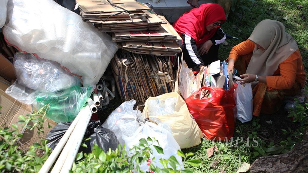 Pengurus Bank Sampah Warga Berguna (Sawarna) merapikan sampah-sampah setoran dari warga di Sekretariat PKK dan RW 04, Kelurahan Joglo, Kecamatan Kembangan, Jakarta Barat, Kamis (13/12/2018). 