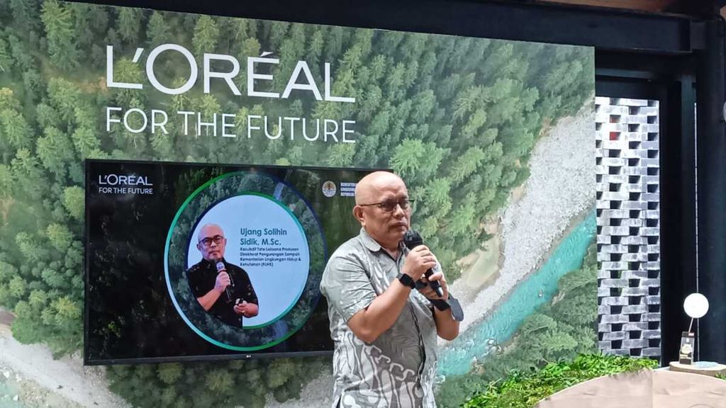 Kepala Subdirektorat Tata Laksana Produsen Direktorat Pengurangan Sampah Kementerian Lingkungan Hidup dan Kehutanan, Ujang Solihin Sidik dalam acara bertajuk L'Oréal for the Future pada Selasa (6/12/2022) di Jakarta.
