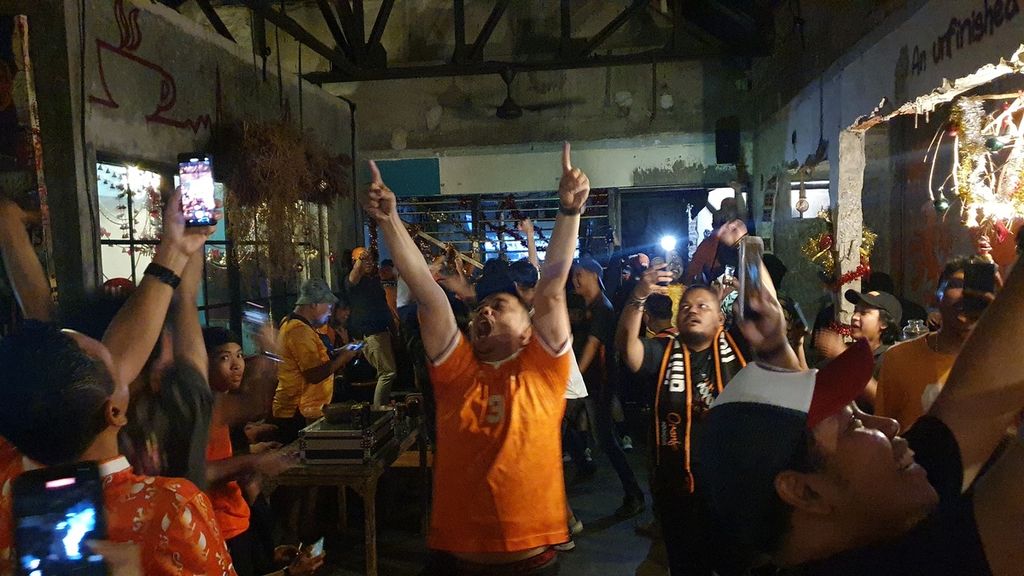 Komunitas Oranje Indonesia saat nonton bareng Belanda melawan Argentina di Unfinished Coffee di Kebayoran Baru, Jakarta Selatan, Sabtu (10/12/2022).