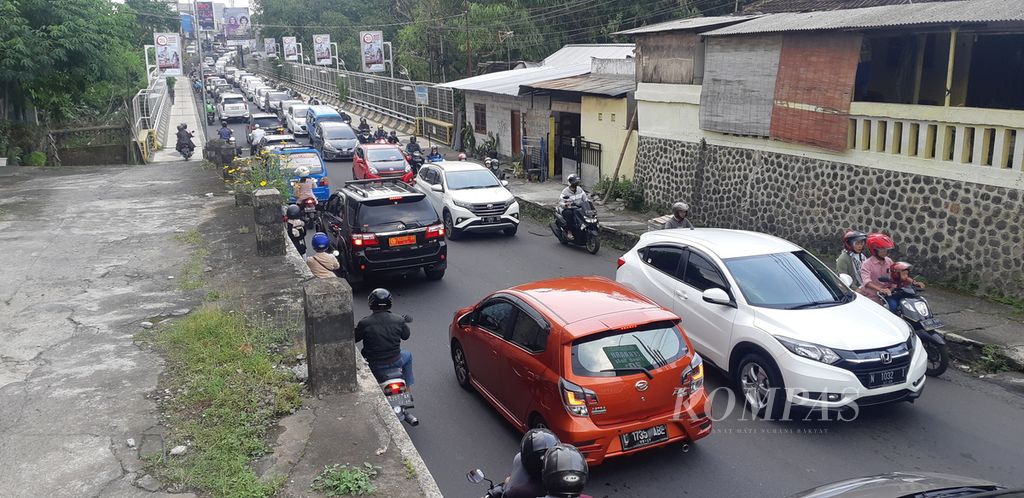 Suasana arus lalu lintas padat di Jalan Ranugrati, Kota malang, Jawa Timur, Sabtu (7/5/2022). Padatnya arus lalu lintas ini diduga juga sumbangan dari pintu keluar Tol Surabaya-Malang di titik Madyopuro, Kota Malang. 