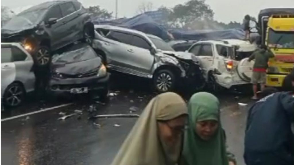 Para korban menyelamatkan diri saat terjadi kecelakaan beruntun di Tol Cipularang Kilometer 92, Kabupaten Purwakarta, Jawa Barat, Senin (11/11/2024). Kecelakaan itu diduga karena truk pengangkut barang mengalami masalah gangguan rem.