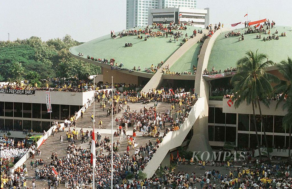 Mahasiswa se-Jakarta, Bogor, Tangerang, Bekasi (Jabotabek) mendatangi Gedung MPR/DPR/DPD, Mei 1998, menuntut reformasi dan Presiden Soeharto mundur.