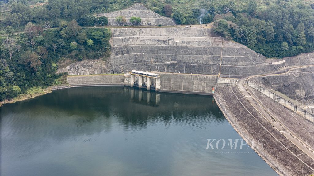 Foto aerial Bendungan Saguling di Kecamatan Saguling, Kabupaten Bandung Barat, Jawa Barat, Rabu (17/7/2024). Air Waduk Saguling dari Sungai Citarum ini menjadi sumber utama bagi pembangkit di PLTA Saguling. Memasuki musim kemarau, PLTA Saguling mulai menghemat pemanfaatan air agar cukup hingga musim hujan nanti.