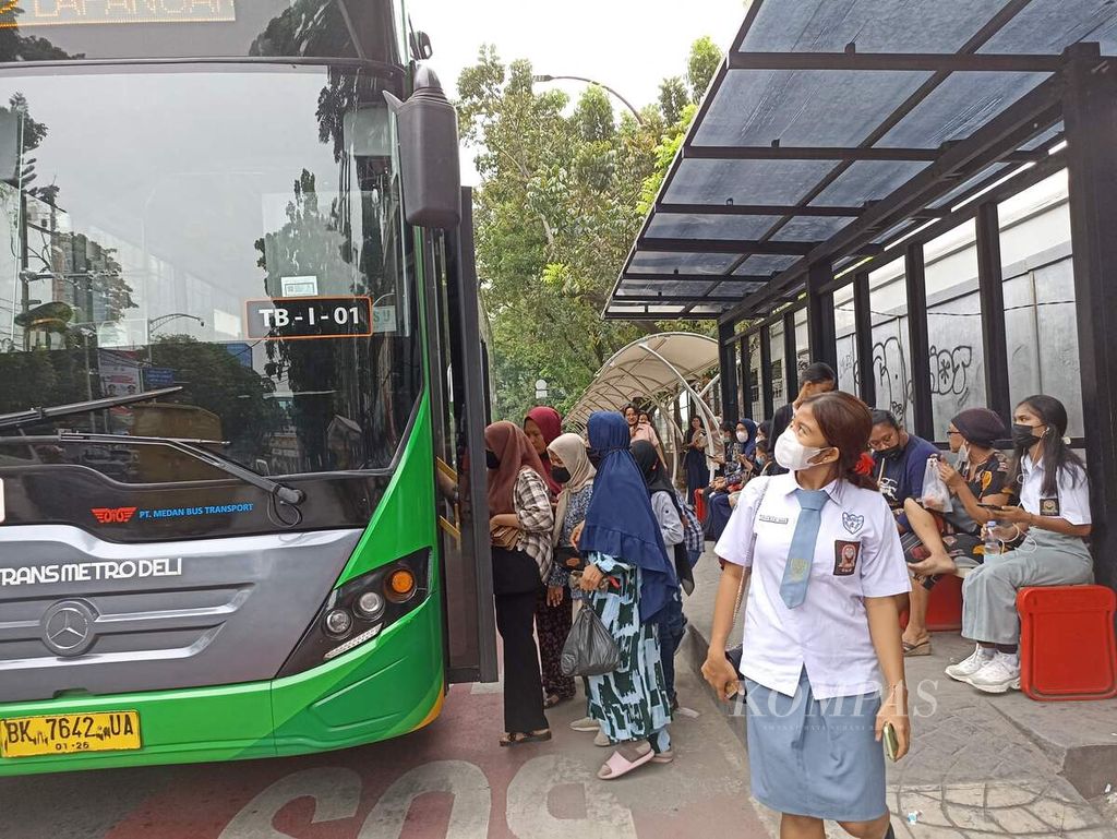 Warga bersiap menaiki bus Trans Metro Deli di Medan, Sumatera Utara, Senin (20/6/2022). Transportasi publik menjadi salah satu urat nadi menghubungkan Medan dengan daerah di sekitarnya. 