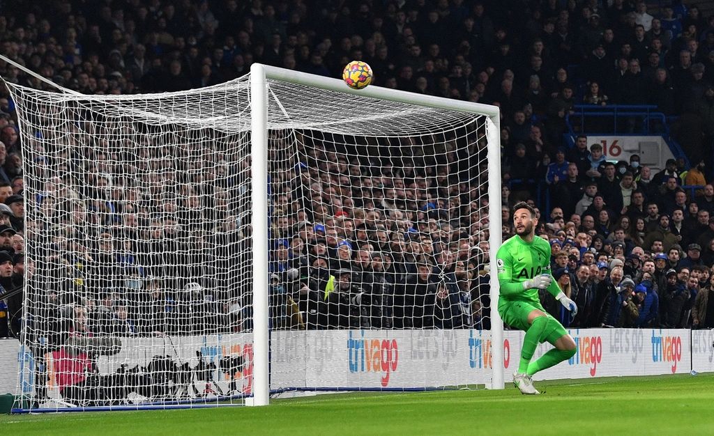 Kiper Tottenham Hotspur Hugo Lloris hanya bisa melihat bola tendangan pemain Chelsea Hakim Ziyech menembus gawangnya pada laga Liga Inggris di Stadion Stamford Bridge, London, Senin (24/1/2022). Pada laga itu, Chelsea menang 2-0.