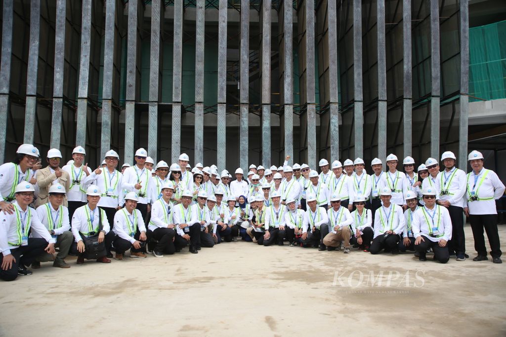 Presiden Joko Widodo berfoto bersama para peserta Kompas100 CEO Forum Powered by PLN yang berkunjung ke pembangunan Kantor Kepresiden di Ibu Kota Nusantara (IKN), Kalimantan Timur, Kamis (2/11/2023). 