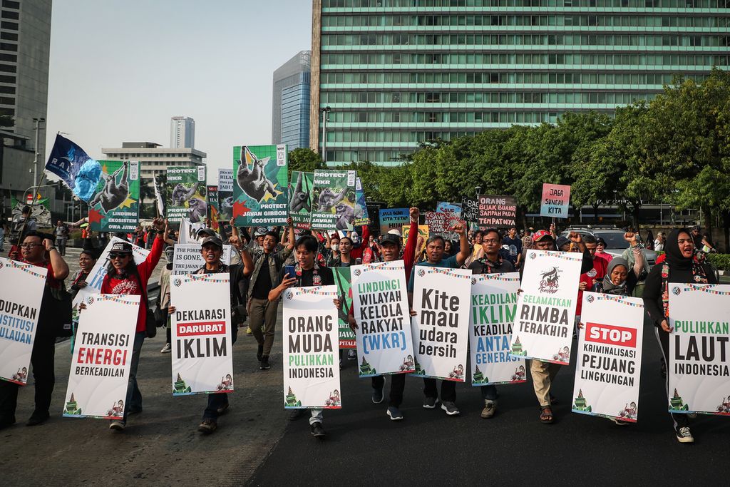 Sukarelawan membawa poster tuntutan dalam karnaval untuk memperingati Hari Lingkungan Hidup di kawasan Bundaran HI, Jakarta, Minggu (4/6/2023). Karnaval ini merupakan bagian dari Pekan Rakyat Lingkungan Hidup yang digelar oleh Wahana Lingkungan Hidup Indonesia (Walhi) pada 4-5 Juni 2023. 
