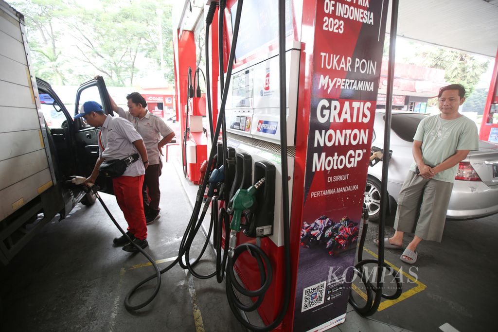 Petugas mengisi bahan bakar minyak jenis Pertalite di SPBU 31.128.02 MT Haryono, Jakarta Selatan, Senin (6/5/2024). 