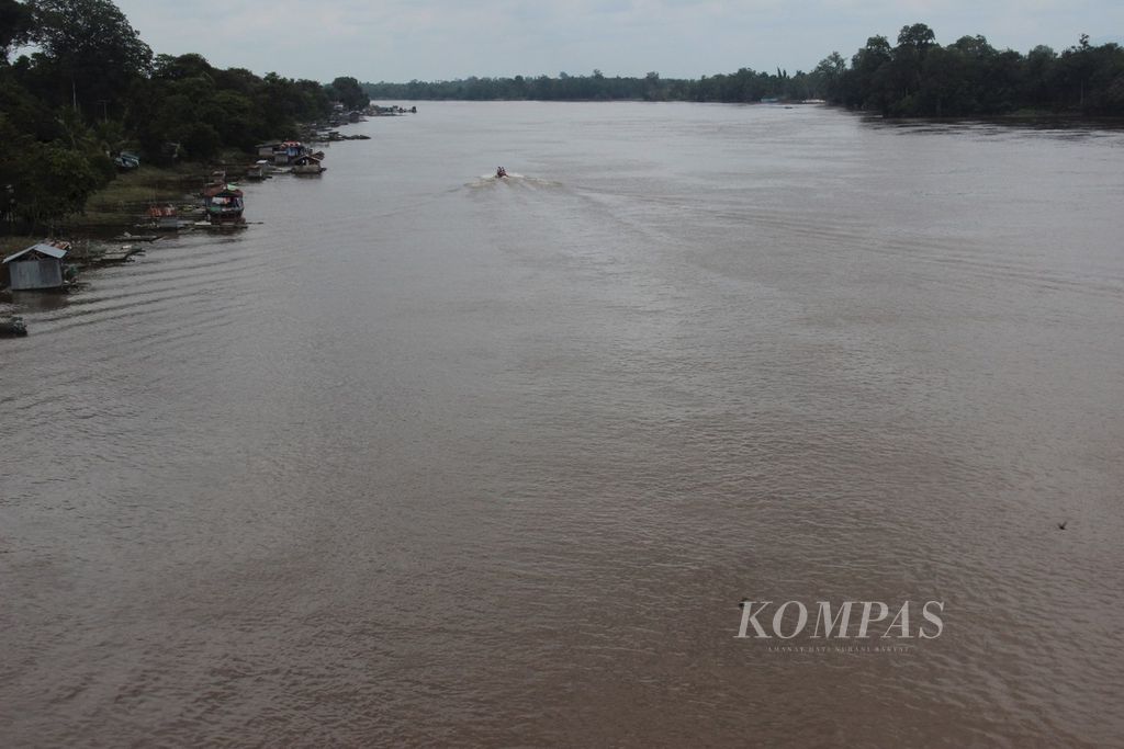 Sungai Kapuas yang melintasi Kabupaten Sintang, Kalimantan Barat, Sabtu (11/3/2017). Sungai Kapuas di masa lampau menjadi jalur utama transportasi, perdagangan, dan jalur para misionaris yang membawa misi pendidikan bagi masyarakat pedalaman.